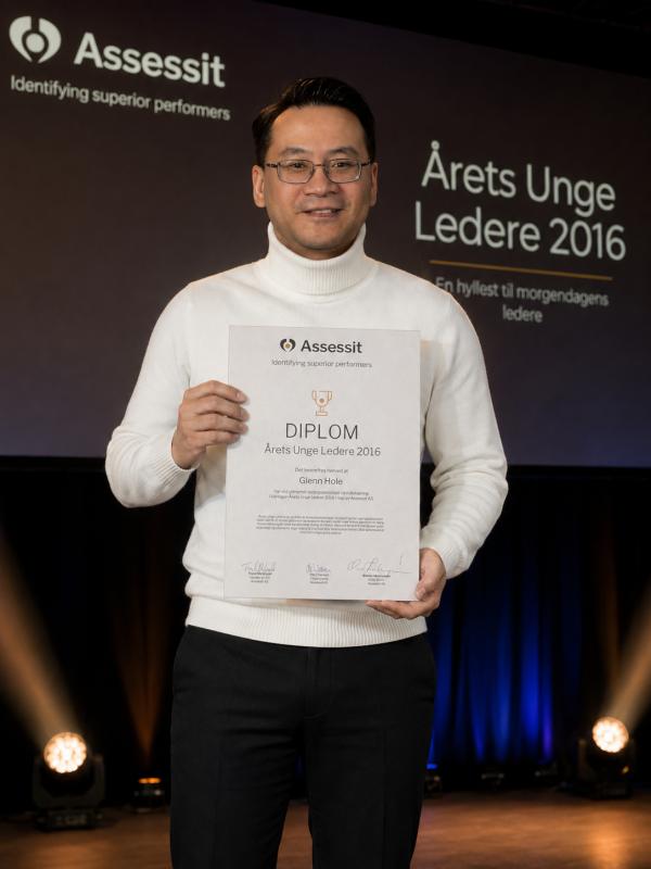 Glenn Agung Hole holding the Årets Unge Ledere 2016 diploma at the Assessit award ceremony