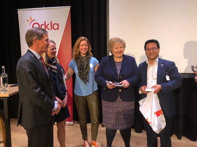 Dr. Glenn Agung Hole at an environmental meeting with Orkla and former Norwegian Prime Minister Erna Solberg